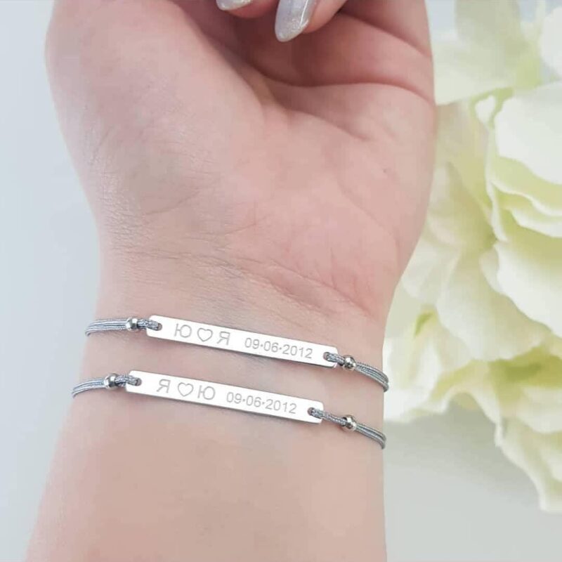 Браслет-красная-нить-серебряная-фигурка-прямоугольной-формы-с-гравировкой-текста-дат