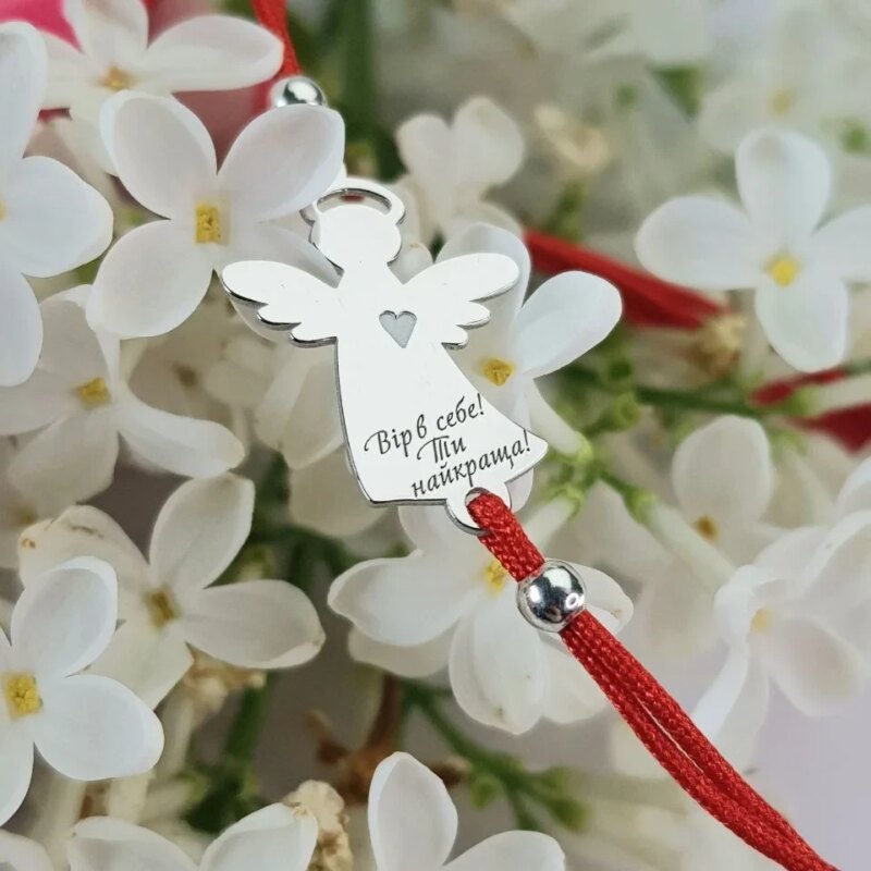 Браслет-на-шелковой-нитке-с-серебряной-фигуркой-ангела-гравировка-Браслет-красная-нить-1