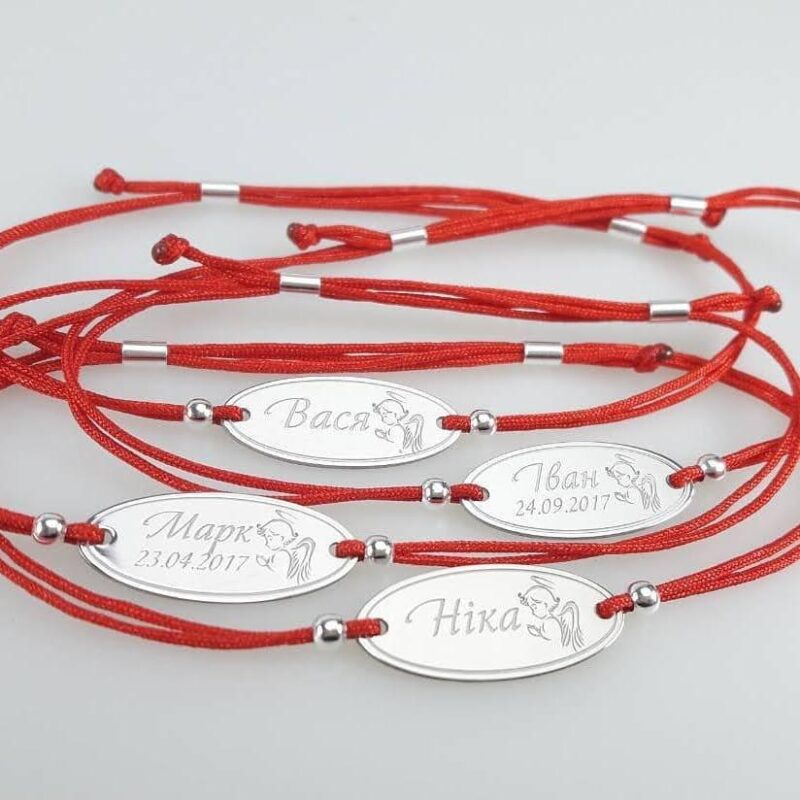 Браслет-на-шелковой-ниточке-овальная-фигурка-с-гравировкой-имени-1