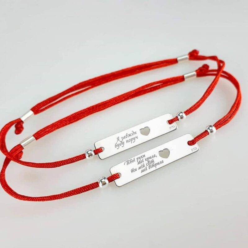 Браслет-на-шелковой-ниточке-с-серебряной-фигуркой-нанесение-гравировки-Браслет-красная-нить-1