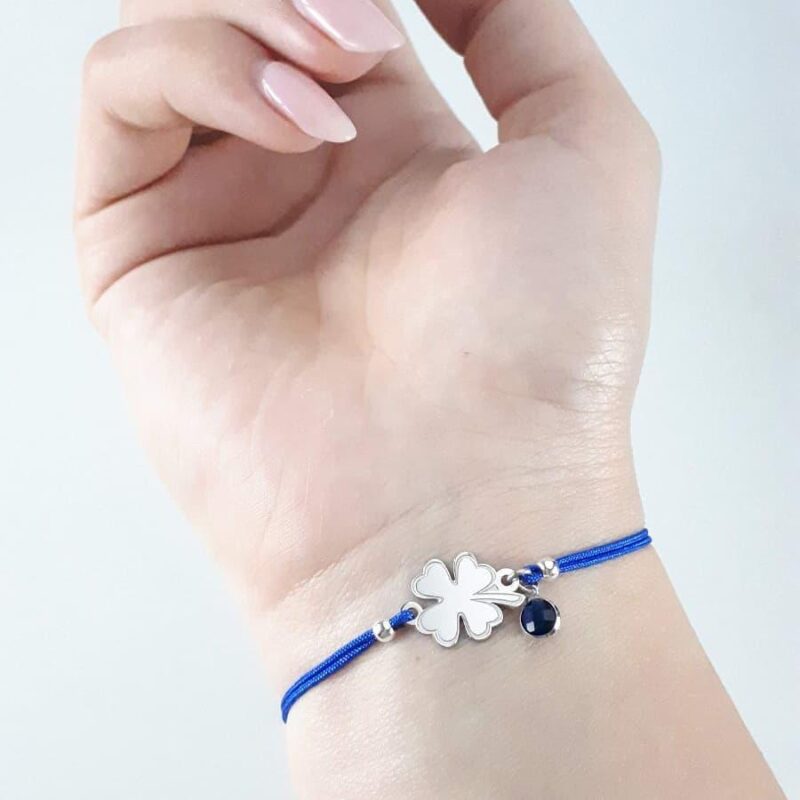 Браслет-на-шелковой-ниточке-с-фигуркой-четырехлистного-клевера-из-серебра-925-пробы-камешек