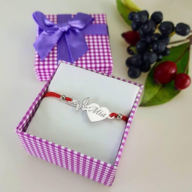 Браслет-с-гравировкой-серебряная-фигурка-в-виде-сердечка-с-пульсацией-на-шелковой-ниточке-1