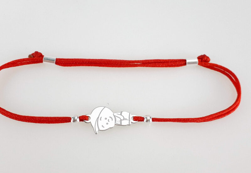 Серебряный-браслет-на-шелковой-ниточке-мама-браслет-с-фигурками-деток-гравировка-Браслет-красная-нить-1