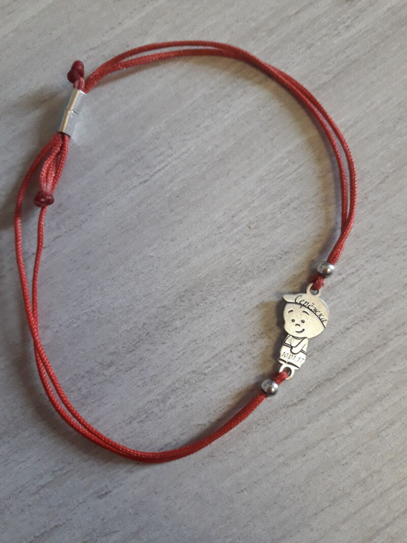 Серебряный-браслет-на-шелковой-ниточке-мама-браслет-с-фигурками-деток-гравировка-Браслет-красная-нить-2