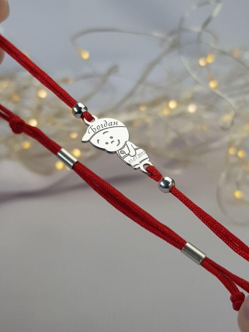 Серебряный-браслет-на-шелковой-ниточке-мама-браслет-с-фигурками-деток-гравировка-Браслет-красная-нить