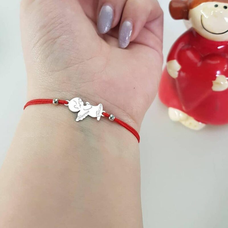 Серебряный-браслет-на-шелковой-ниточке-фигурка-молящийся-ангелочек-с-гравировкой-Браслет-красная-нить-2